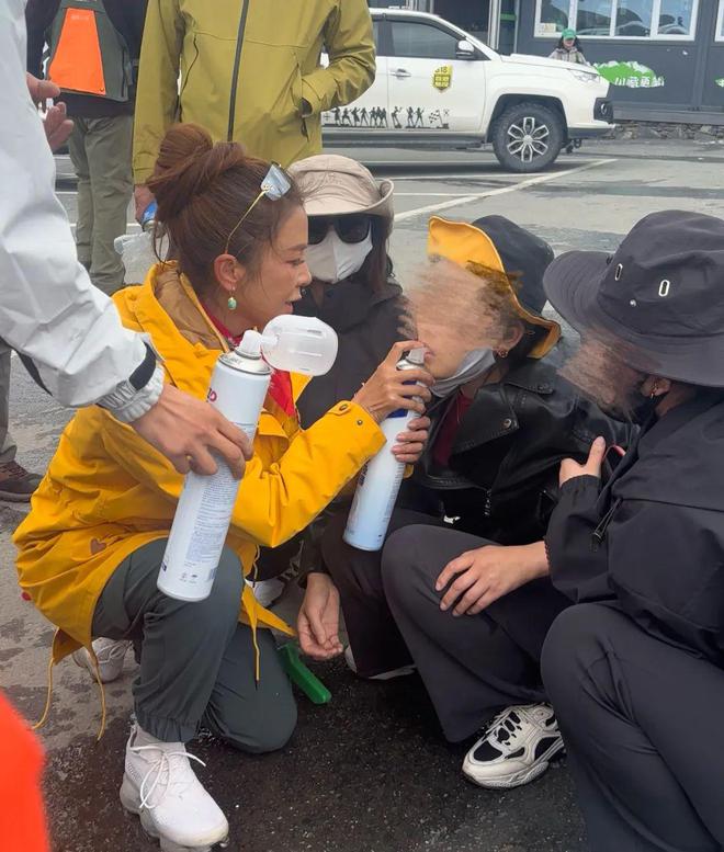 景区救人后朱迅有新身份！“网红局长”为其颁发聘书 title=